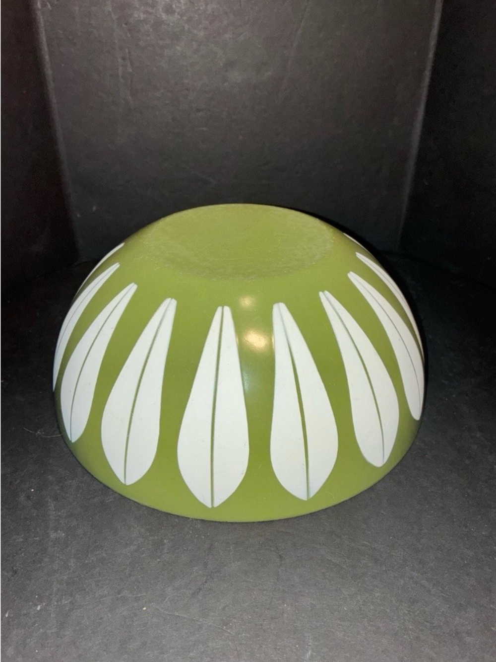 Cathrineholm Avacado Green with White Lotus Pattern Enamelware Large Bowl - Picture 2 of 3